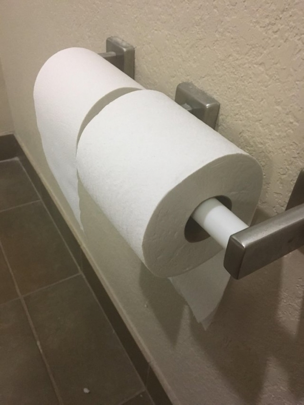  Khách sạn tôi ở có 2 cuộn giấy vệ sinh xoay theo hai hướng khác nhau  