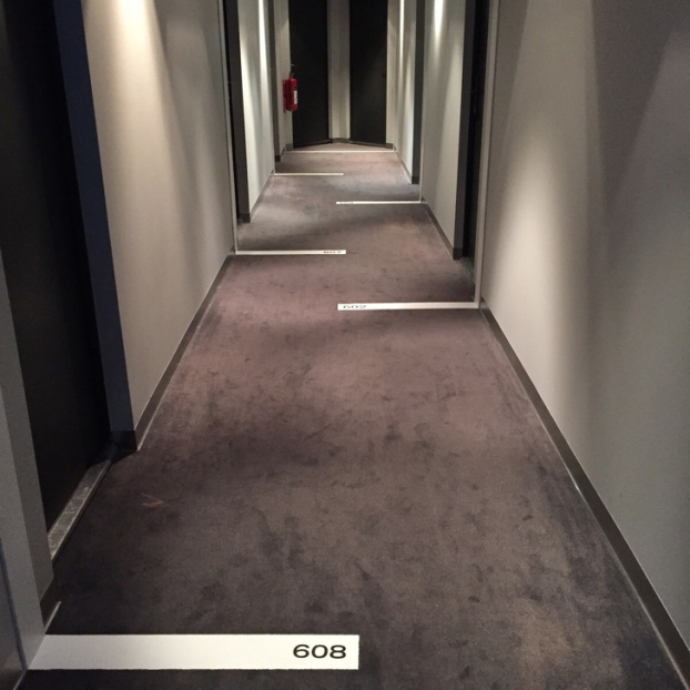   Số phòng khách sạn viết dưới sàn nhà  