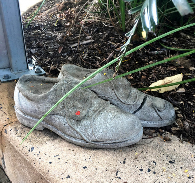   Có khoảng 4-5 đôi giày bằng bê tông như thế này rải rác khắp thị trấn của tôi. Không biết ai đã làm ra chúng và để làm gì  