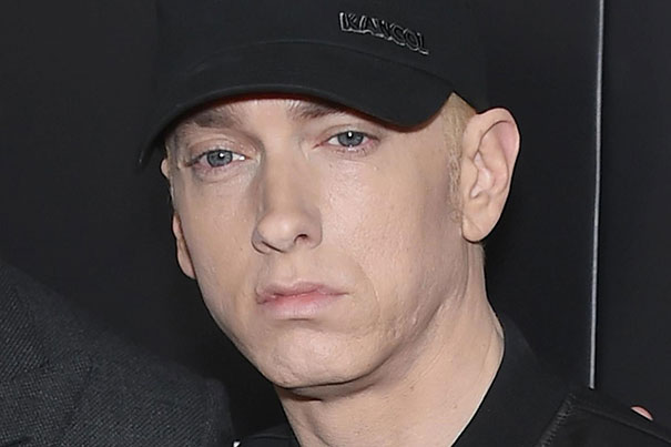 Eminem không bao giờ cười, nên một anh chàng rảnh rỗi đã Photoshop cho anh 'tươi' hơn 3