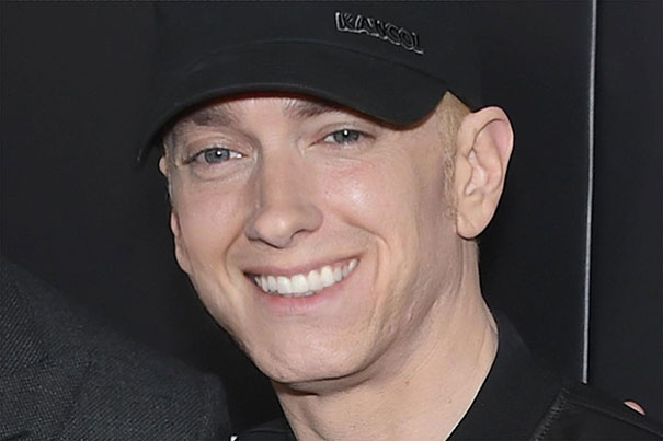 Eminem không bao giờ cười, nên một anh chàng rảnh rỗi đã Photoshop cho anh 'tươi' hơn 4
