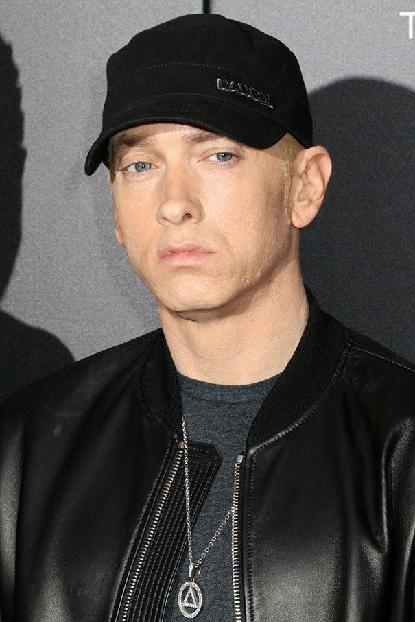 Eminem không bao giờ cười, nên một anh chàng rảnh rỗi đã Photoshop cho anh 'tươi' hơn 5