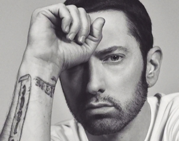 Eminem không bao giờ cười, nên một anh chàng rảnh rỗi đã Photoshop cho anh 'tươi' hơn 9