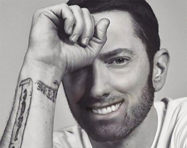 Eminem không bao giờ cười, nên một anh chàng rảnh rỗi đã Photoshop cho anh 'tươi' hơn 10
