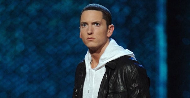 Eminem không bao giờ cười, nên một anh chàng rảnh rỗi đã Photoshop cho anh 'tươi' hơn 12