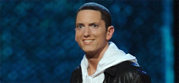 Eminem không bao giờ cười, nên một anh chàng rảnh rỗi đã Photoshop cho anh 'tươi' hơn 13