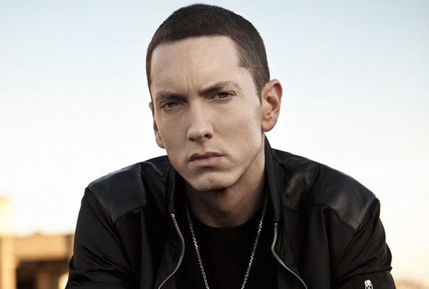 Eminem không bao giờ cười, nên một anh chàng rảnh rỗi đã Photoshop cho anh 'tươi' hơn 15