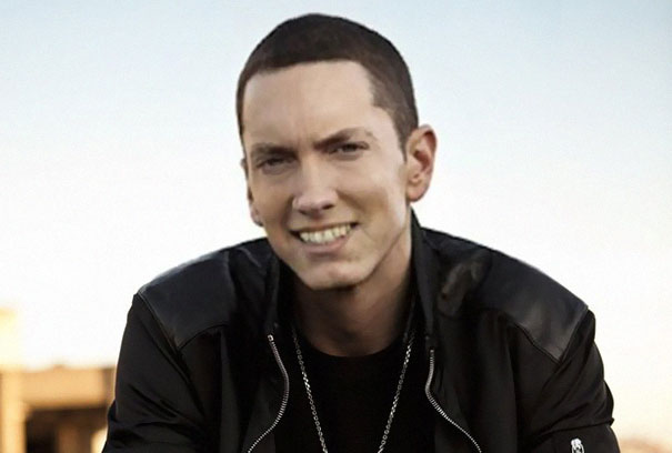 Eminem không bao giờ cười, nên một anh chàng rảnh rỗi đã Photoshop cho anh 'tươi' hơn 16