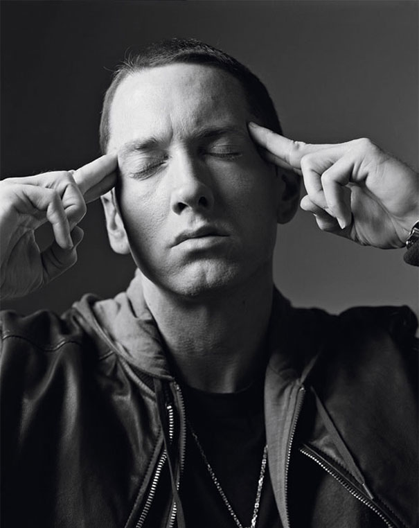Eminem không bao giờ cười, nên một anh chàng rảnh rỗi đã Photoshop cho anh 'tươi' hơn 17