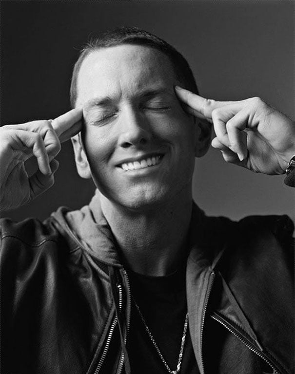 Eminem không bao giờ cười, nên một anh chàng rảnh rỗi đã Photoshop cho anh 'tươi' hơn 18