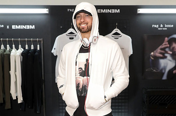 Eminem không bao giờ cười, nên một anh chàng rảnh rỗi đã Photoshop cho anh 'tươi' hơn 20