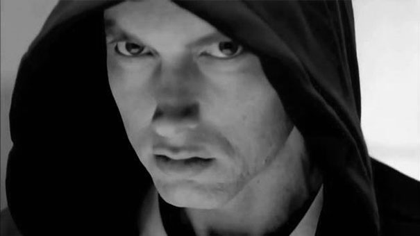 Eminem không bao giờ cười, nên một anh chàng rảnh rỗi đã Photoshop cho anh 'tươi' hơn 21