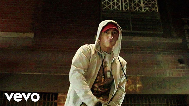 Eminem không bao giờ cười, nên một anh chàng rảnh rỗi đã Photoshop cho anh 'tươi' hơn 23