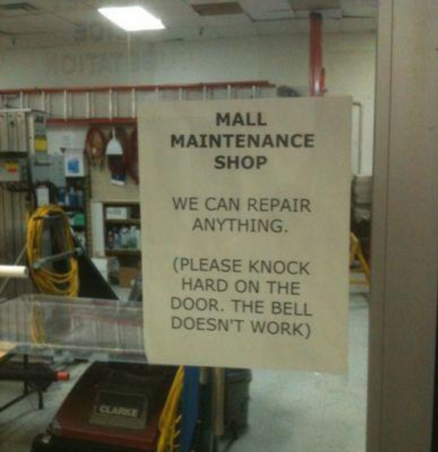   Tờ giấy trên cửa: Tiệm sửa đồ Chúng tôi có thể sửa mọi thứ. (Vui lòng gõ cửa thật mạnh vì chuông đã hỏng)  