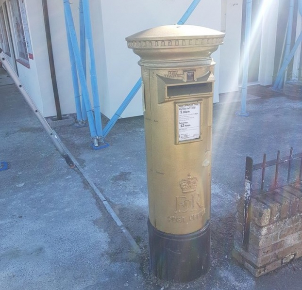   Thùng thư địa phương được sơn màu vàng nếu có một công dân nơi này giành Huy chương Vàng ở Thế vận hội Olympic (Anh)  