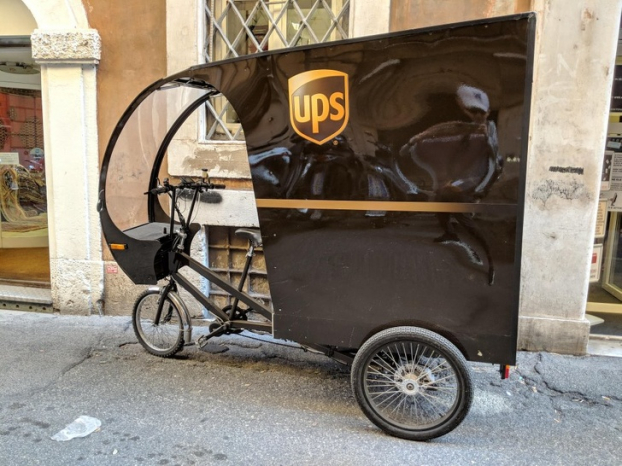   Hãng UPS sử dụng những chiếc xe như thế này để chở bưu kiện đến những con phố hẹp thay cho ô tô (Italy)  