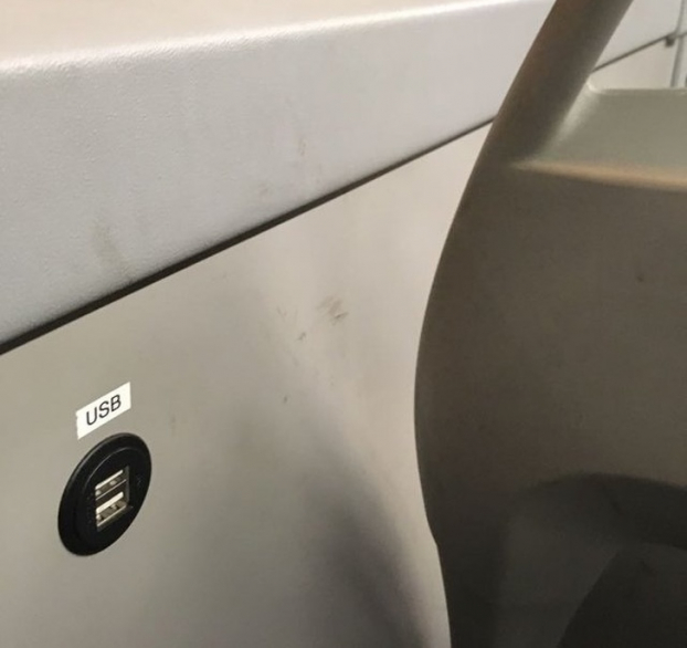   Cổng USB để sạc điện thoại trên xe buýt (Phần Lan)  
