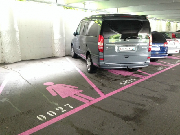   Khu vực đỗ xe dành riêng cho phụ nữ ở gần lối ra (Thụy Sĩ)  