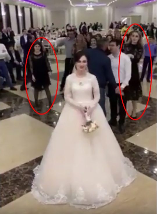 Hai cô gái đánh nhau tranh giành bó hoa cưới khiến quan khách 'sốc nặng' 0