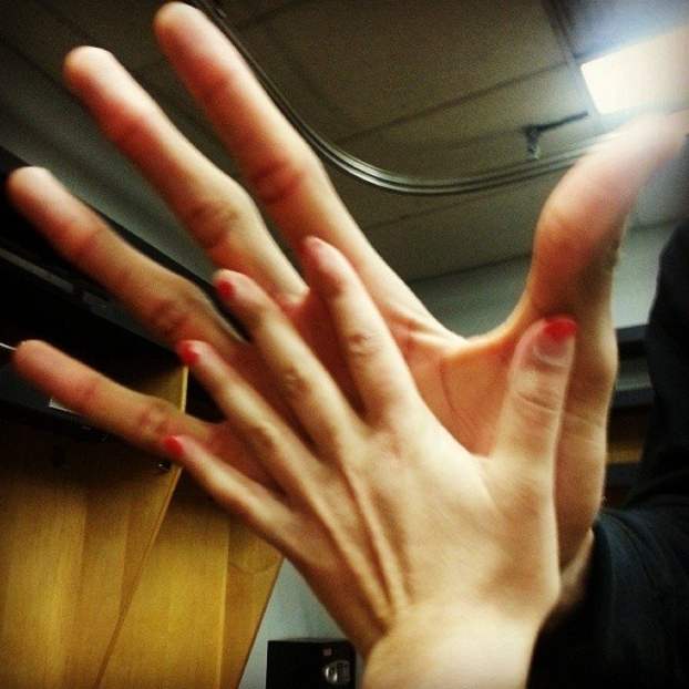   Bàn tay nhỏ bé của một phóng viên so sánh với bàn tay của một vận động viên bóng rổ Mỹ (NBA)  