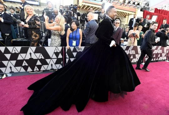 Nam diễn viên đồng tính chiếm spotlight thảm đỏ Oscar 2019 khi mặc đầm quây ngực 2