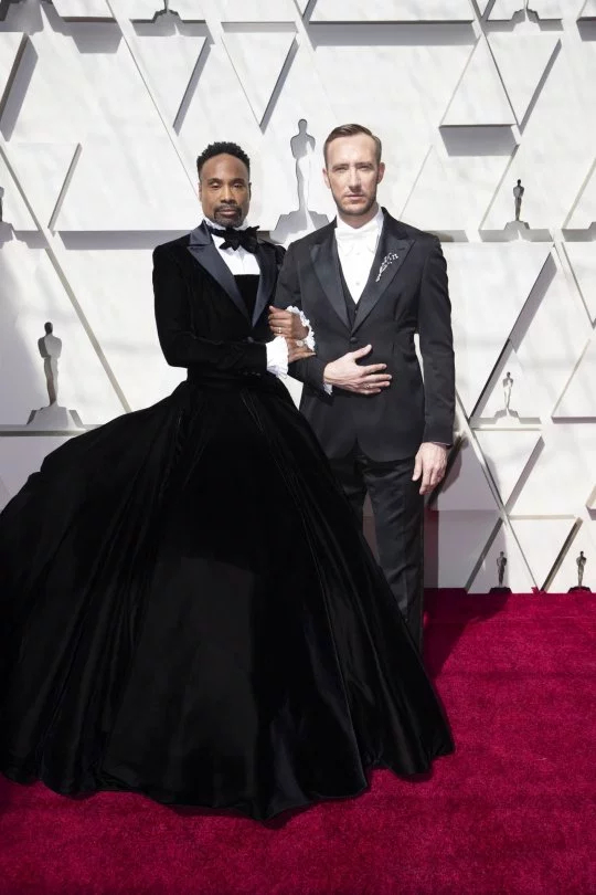 Nam diễn viên đồng tính chiếm spotlight thảm đỏ Oscar 2019 khi mặc đầm quây ngực 3