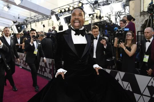 Nam diễn viên đồng tính chiếm spotlight thảm đỏ Oscar 2019 khi mặc đầm quây ngực 4
