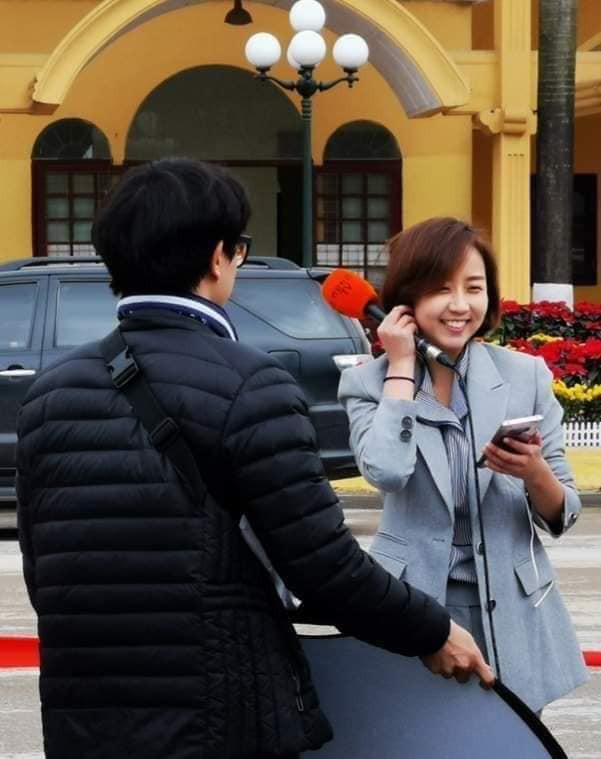Nữ phóng viên Hàn Quốc xinh đẹp nổi bật khi tác nghiệp tại ga Đồng Đăng 0
