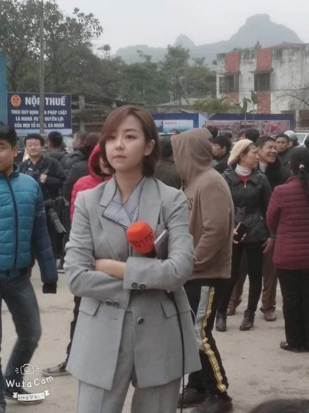 Nữ phóng viên Hàn Quốc xinh đẹp nổi bật khi tác nghiệp tại ga Đồng Đăng 1