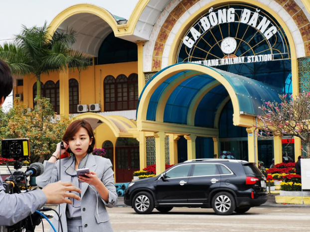 Nữ phóng viên Hàn Quốc xinh đẹp nổi bật khi tác nghiệp tại ga Đồng Đăng 4