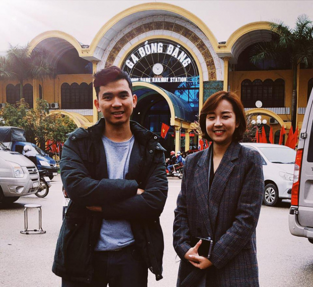  HeeYun chụp ảnh cùng nam phóng viên Việt Nam. Ảnh: FB Bùi Ngọc Tân  
