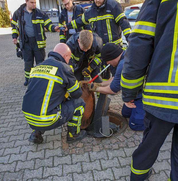Chú chuột tội nghiệp bị kẹt ở nắp cống vì quá béo, cả đội cứu hỏa phải hợp sức để giải cứu 5