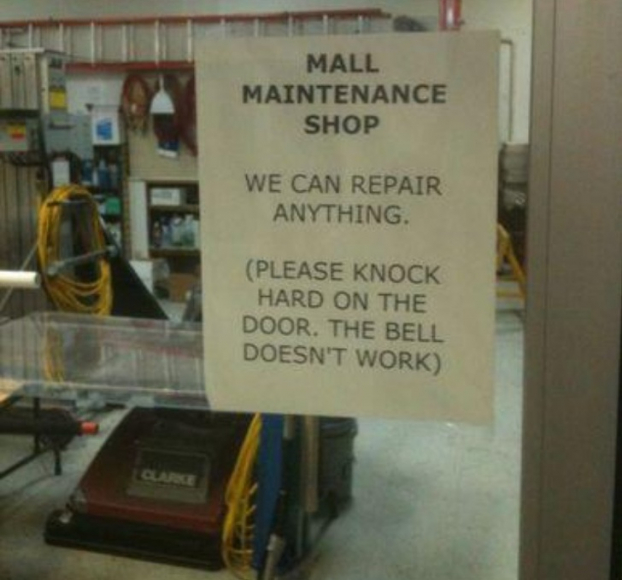   Thông báo ở một cửa hàng sửa chữa đồ: 'Chúng tôi có thể sửa mọi thứ. (Vui lòng gõ cửa vì chuông đã hỏng)'  