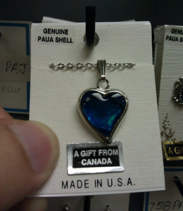   Bên trên: Một món quà từ Canada. Bên dưới: Sản xuất tại Mỹ  