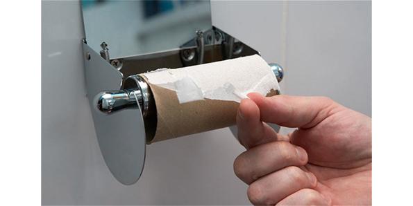   Hãy thay giấy vệ sinh khi đã dùng hết - Nguồn: top-10-list.org  