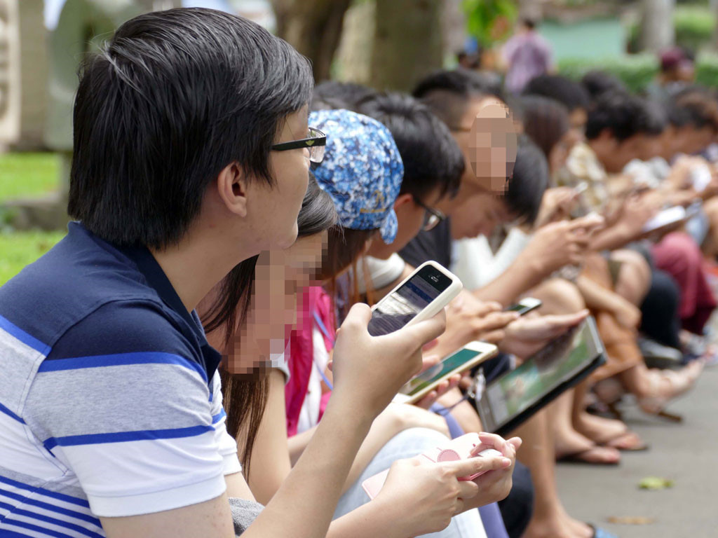   Những hình ảnh thường thấy ở Việt Nam - giới trẻ ôm điện thoại thay vì trò chuyện với nhau.  
