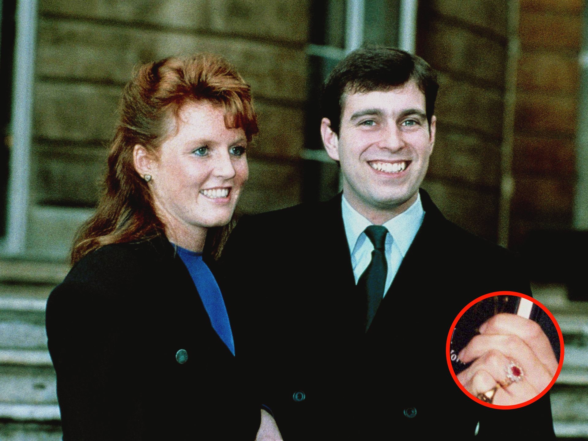   Chiếc nhẫn bằng vàng trắng, ở giữa có viên ruby lớn hình oval, xung quanh là 10 viên kim cương nhỏ. Ảnh chụp Hoàng tử Andrew và Công nương Sarah Ferguson tại Điện Buckingham ngày 19/3/1986, sau khi họ chính thức tuyên bố đính hôn – Nguồn: InStyle  