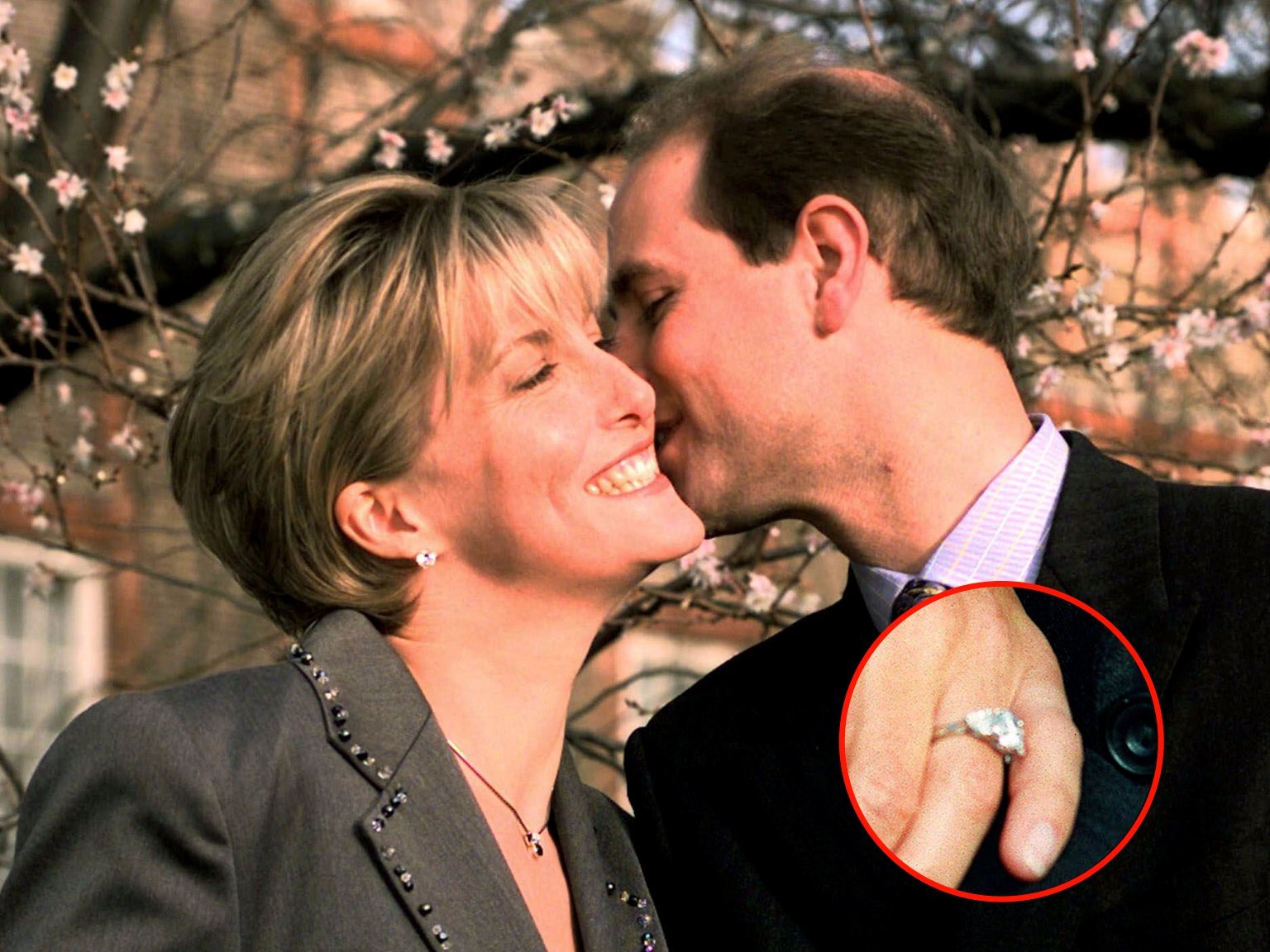   Ảnh chụp ngày 6/1/1999, Hoàng tử Edward hôn người vợ chưa cưới của mình sau khi cầu hôn bà – Nguồn: The Daily Mail  