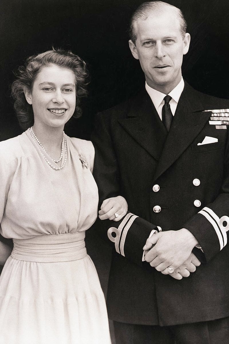    Ảnh lễ đính hôn của Nữ hoàng Elizabeth và Hoàng tử Philip năm 1947 – Nguồn: Vogue  
