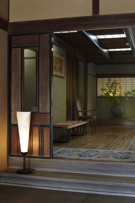Cây cảnh và cửa trượt bằng gỗ hoặc tre nứa là những thứ không thể thiếu trong nhà của người Nhật
