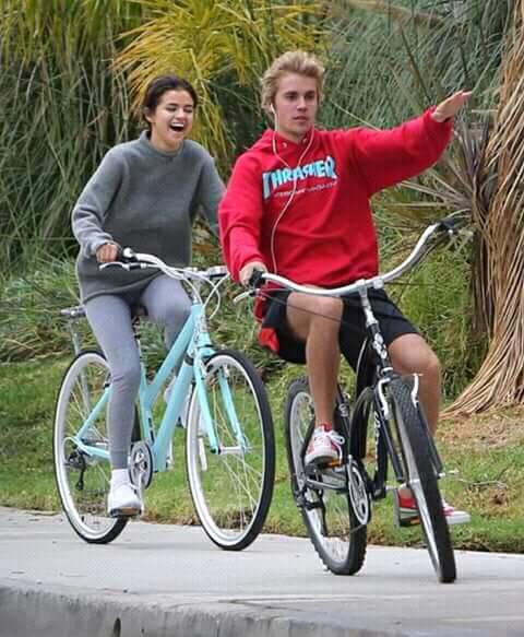 Hình ảnh hạnh phúc mới đây của Selena Gomez và Justin Bieber khiến người hâm mộ thế giới sửng sốt