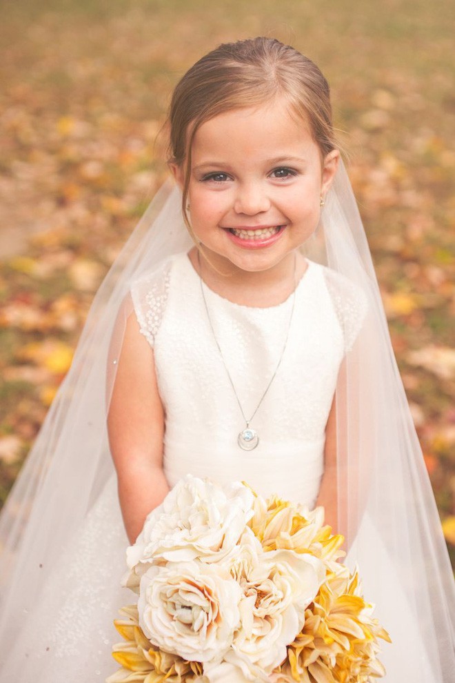Mong ước của cô bé Sophia là mặc váy cưới công chúa và 'kết hôn' với cậu bạn thân.