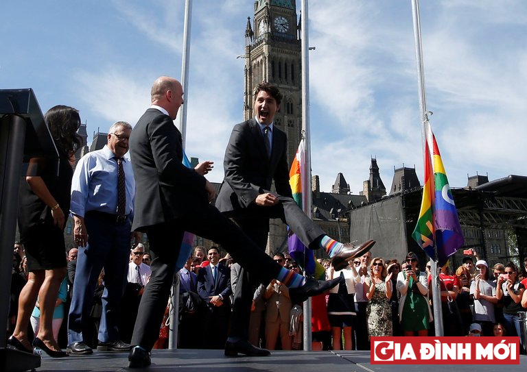 Đôi tất của ông Trudeau trong buổi Lễ diễu hành người đồng tính vào tháng 6 năm nay - Nguồn: NYTimes