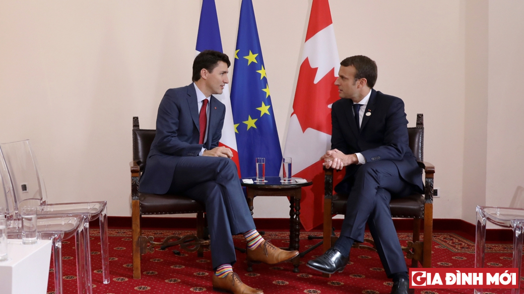 Đôi tất sọc khá sặc sỡ khi gặp Tổng thống Pháp Emmanuel Macron tại Hội nghị G7 - Nguồn: GQ.com