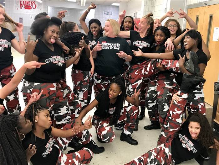 Cô Reynolds tham gia biểu diễn cùng đội nhảy stepping để ủng hộ các em và gắn bó với học sinh hơn - Nguồn: Today.com