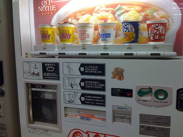 Máy bán mỳ ăn liền và nhiều món đồ ăn nóng ở Nhật