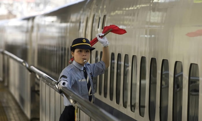 Những nhân viên đeo găng tay trắng nổi tiếng ở các nhà ga Nhật điều khiển hành khách trong giờ tan tầm và thông báo về các sự cố xảy ra