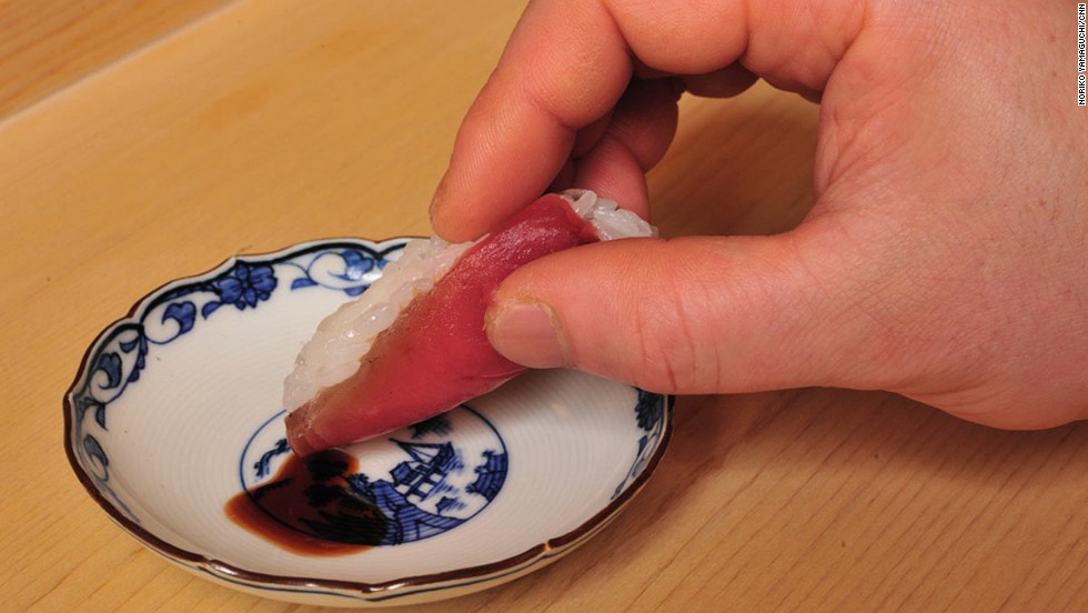 Khi ăn nigiri, chỉ lấy một chút xì dầu vào bát nhỏ và lật ngược miếng sushi lại để chỉ chạm phần cá vào nước chấm