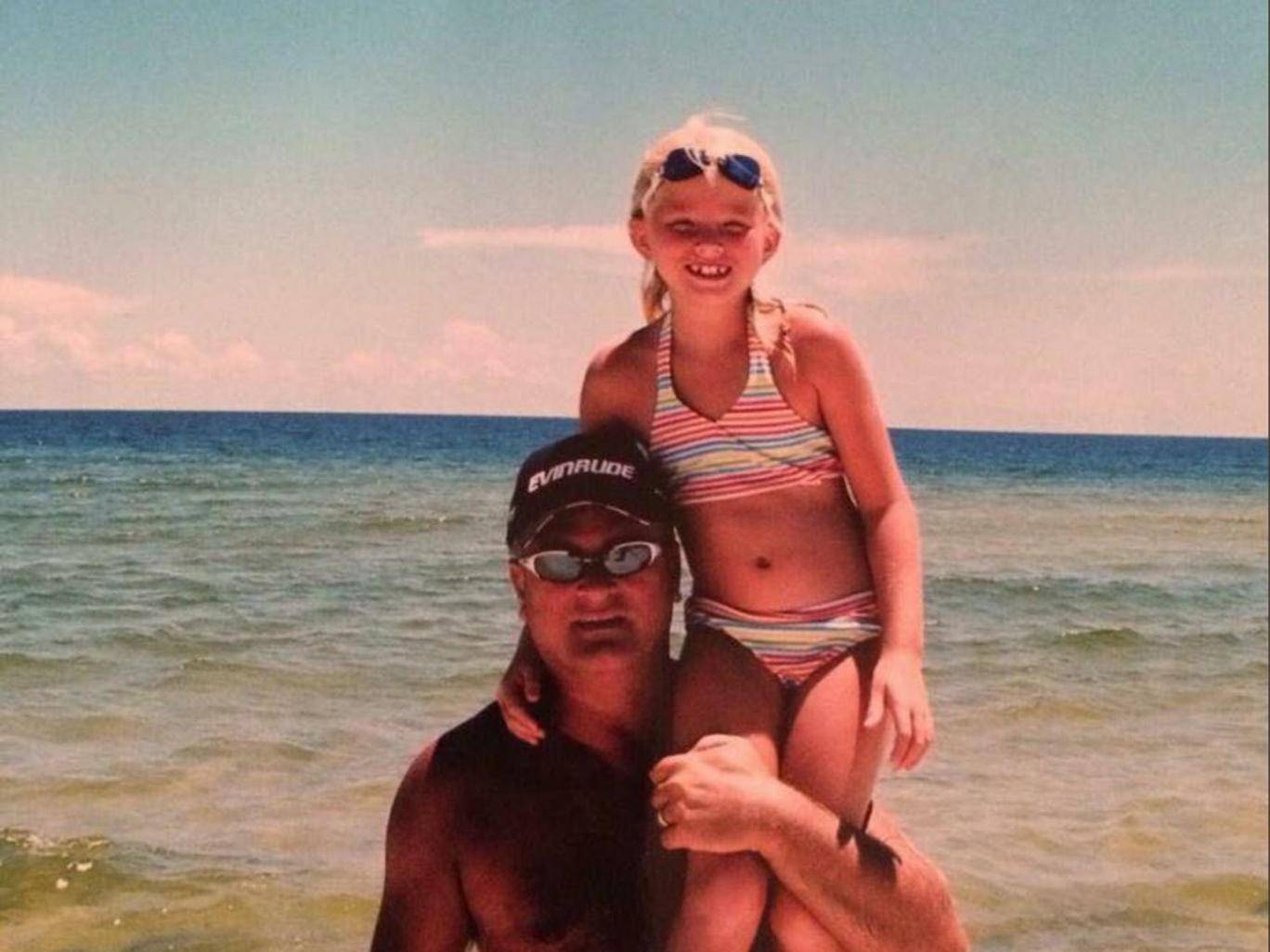 Bức ảnh Bailey trân trọng nhất, chụp hai cha con bên bãi biển hồi cô còn nhỏ - Nguồn: People