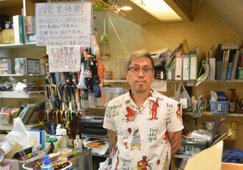 Anh Kenji Takahashi, chủ cửa hàng đồ cũ chuyên mua lại những món đồ thất lạc